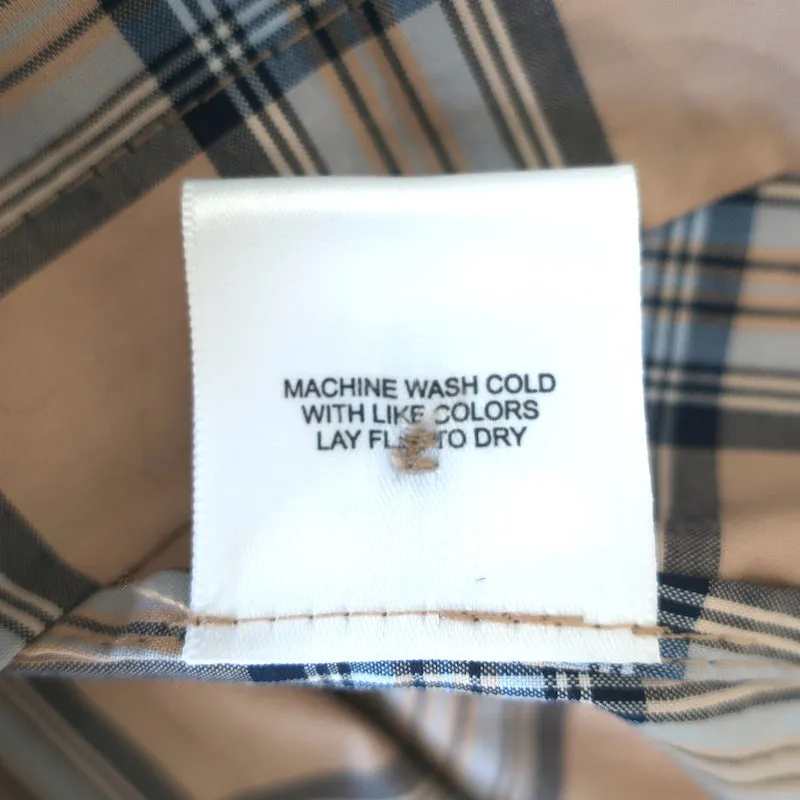 Un haut à manches courtes taille moyenne en chemisier Stella à col volanté, motif carreau beige