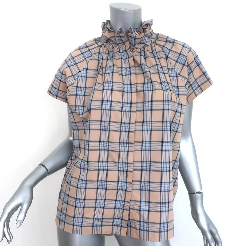 Un haut à manches courtes taille moyenne en chemisier Stella à col volanté, motif carreau beige