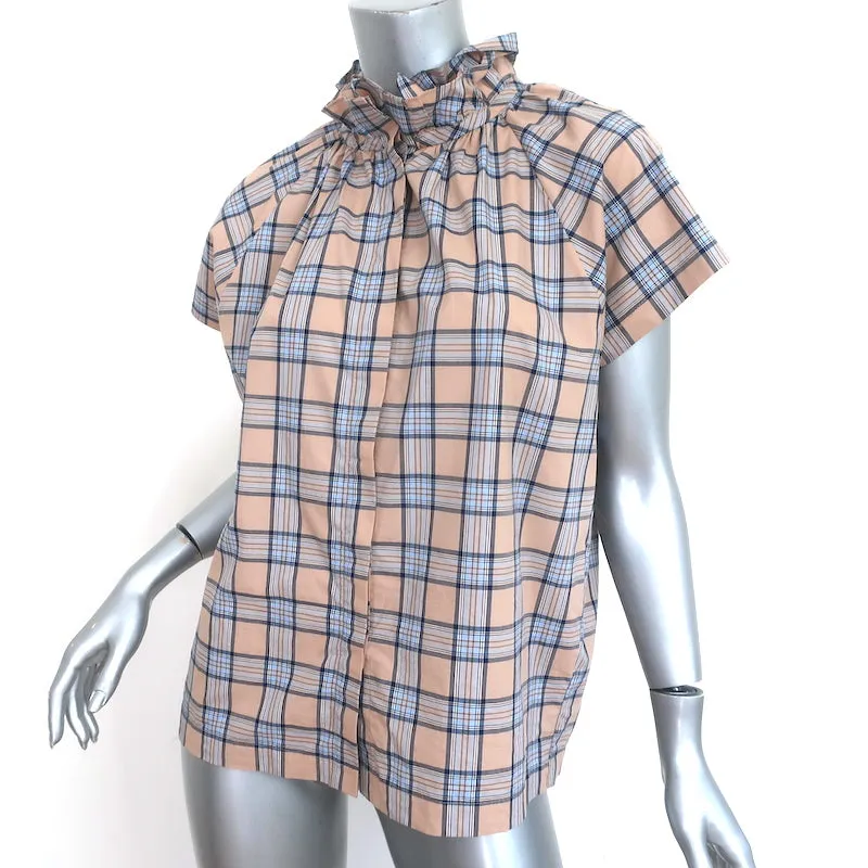 Un haut à manches courtes taille moyenne en chemisier Stella à col volanté, motif carreau beige