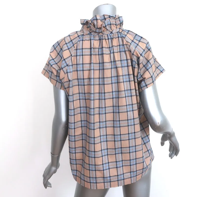 Un haut à manches courtes taille moyenne en chemisier Stella à col volanté, motif carreau beige