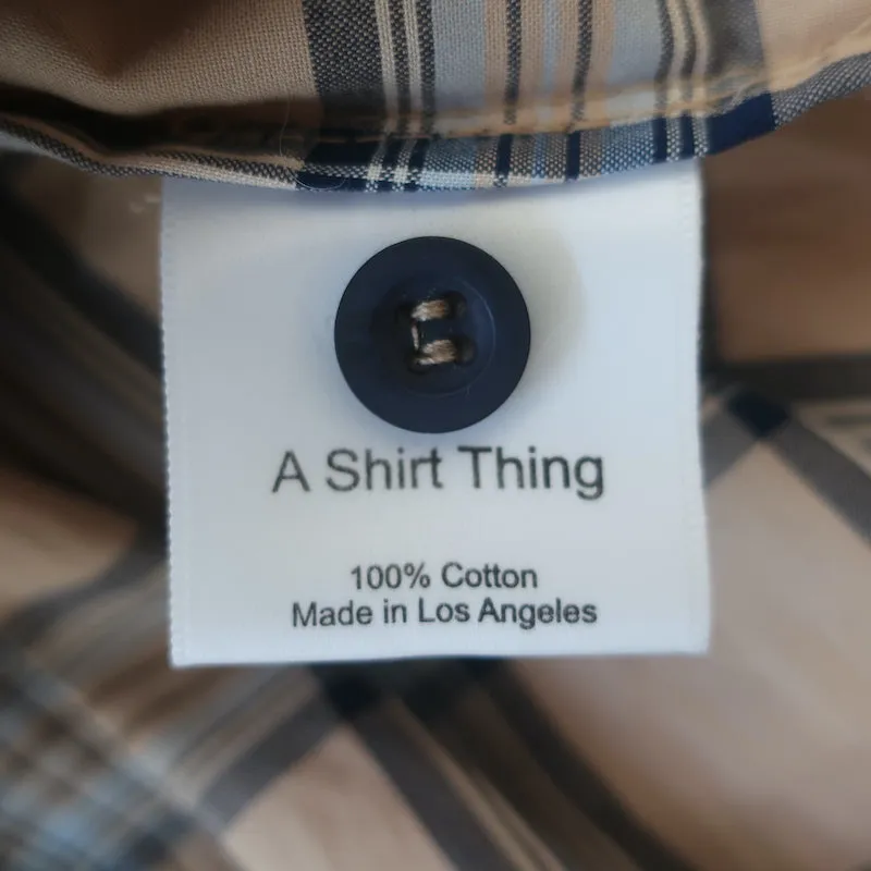 Un haut à manches courtes taille moyenne en chemisier Stella à col volanté, motif carreau beige