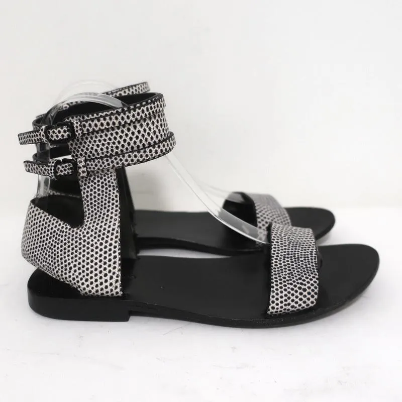 Sandales plates Alexander Wang avec bride à la cheville en cuir embossé blanc/noir taille 37