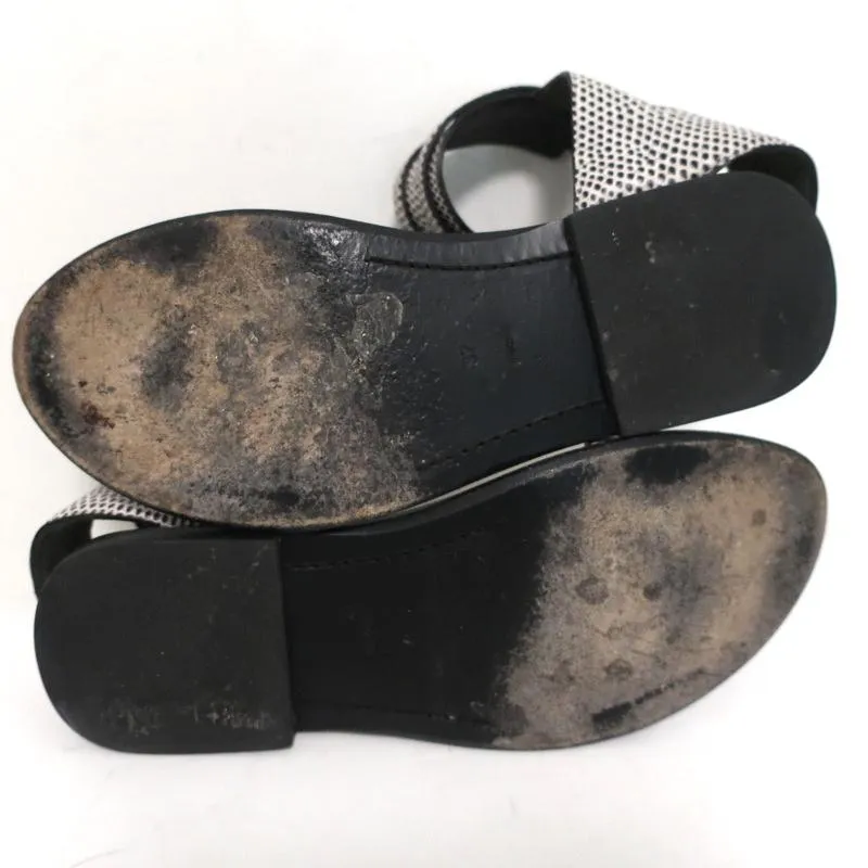 Sandales plates Alexander Wang avec bride à la cheville en cuir embossé blanc/noir taille 37