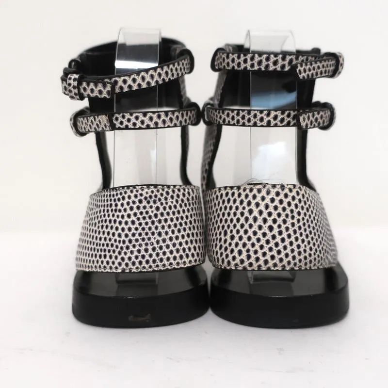 Sandales plates Alexander Wang avec bride à la cheville en cuir embossé blanc/noir taille 37