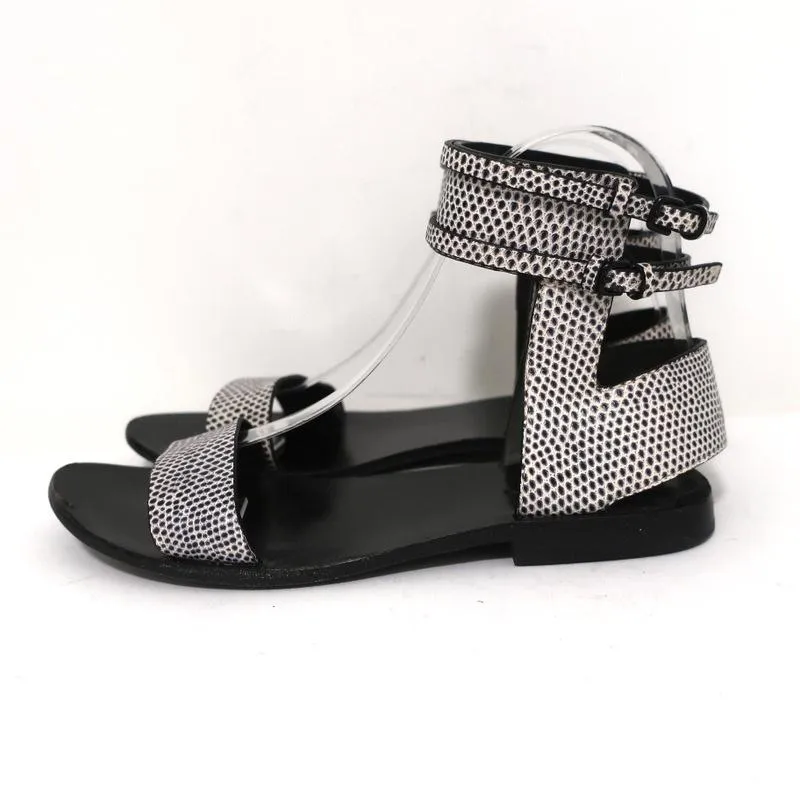 Sandales plates Alexander Wang avec bride à la cheville en cuir embossé blanc/noir taille 37