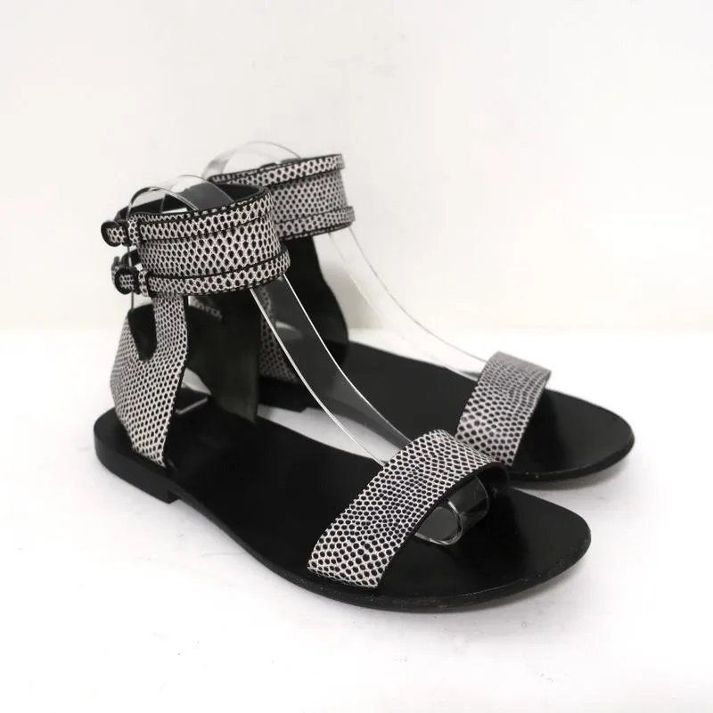 Sandales plates Alexander Wang avec bride à la cheville en cuir embossé blanc/noir taille 37