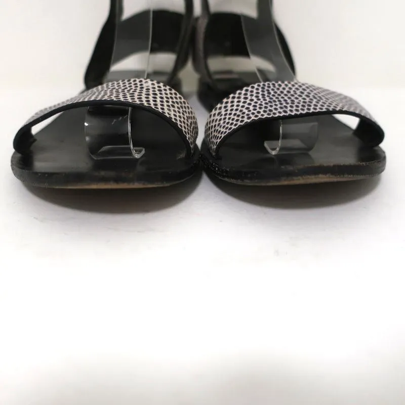 Sandales plates Alexander Wang avec bride à la cheville en cuir embossé blanc/noir taille 37