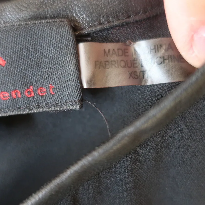 Alice   Olivia AIR Haut à encolure bateau en soie extensible avec garniture en cuir noir Taille Très Petite