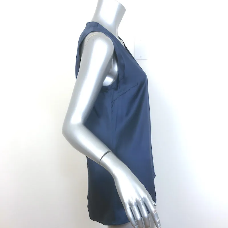 Brunello Cucinelli Haut Sans Manches en Satin de Soie Stretch Bleu Marine Taille Moyenne Blouse à Col en V