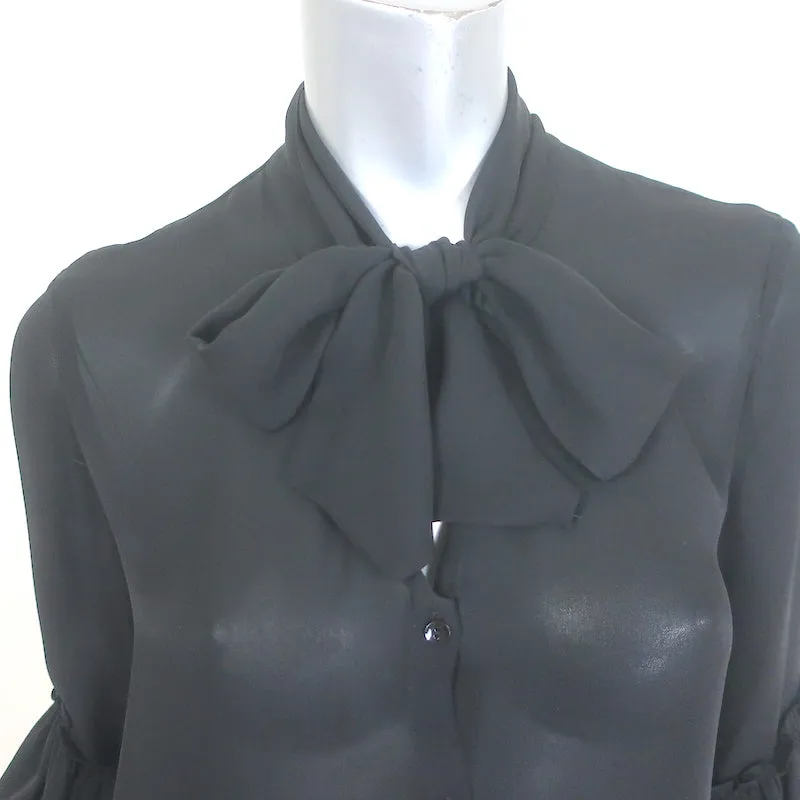 L'Agence Desa Blouse à Nœud Papillon Noir en Soie Taille Petite Haut à Manches à Volants