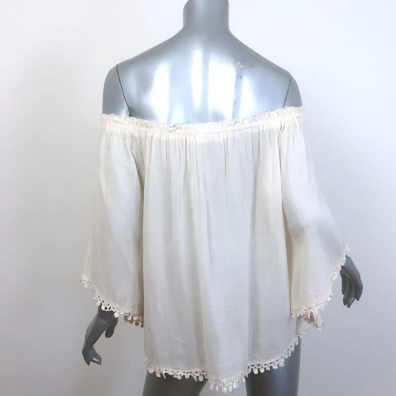 LoveShackFancy Haut à empiècement brodé avec franges et épaule dénudée en gaze écru Taille 3