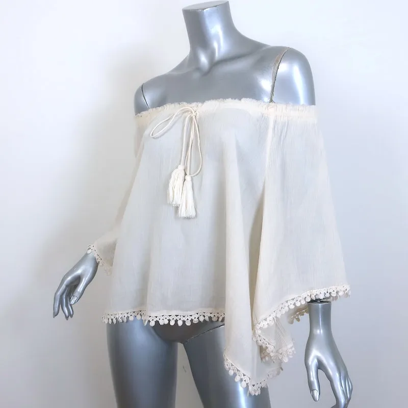 LoveShackFancy Haut à empiècement brodé avec franges et épaule dénudée en gaze écru Taille 3