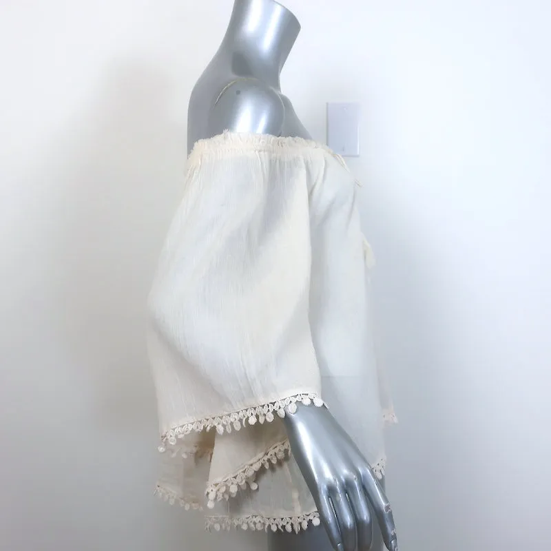 LoveShackFancy Haut à empiècement brodé avec franges et épaule dénudée en gaze écru Taille 3