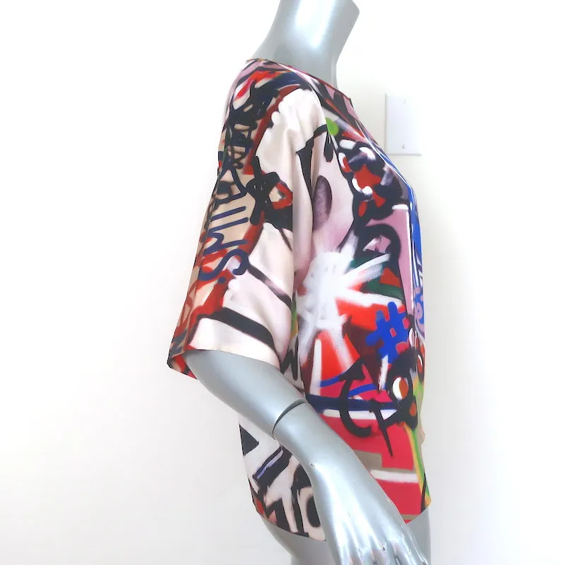 Blouse Moschino imprimé graffiti multicolore en soie satin taille US 6 haut à manches courtes