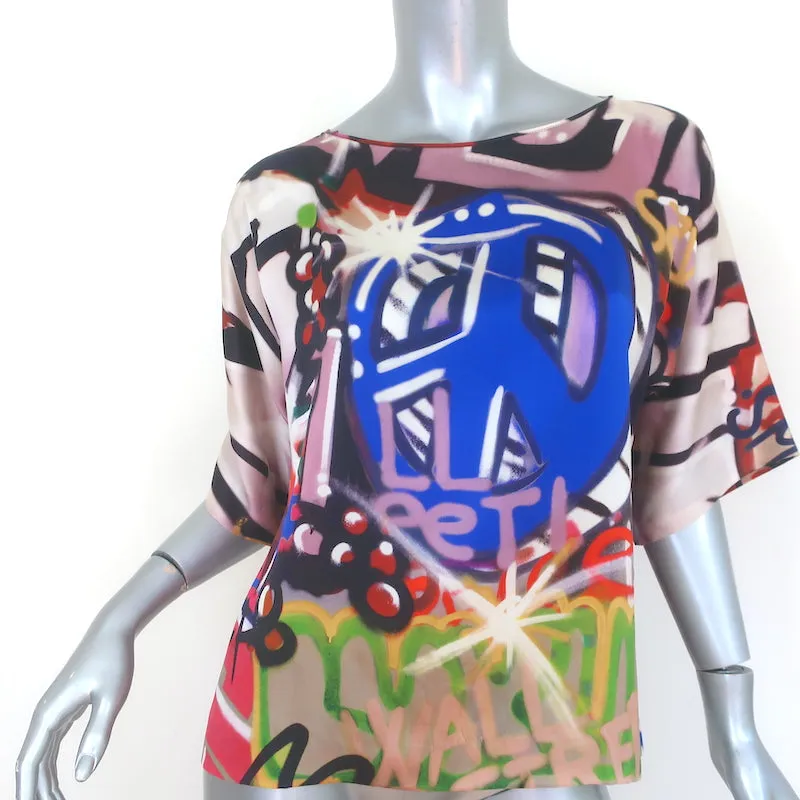 Blouse Moschino imprimé graffiti multicolore en soie satin taille US 6 haut à manches courtes