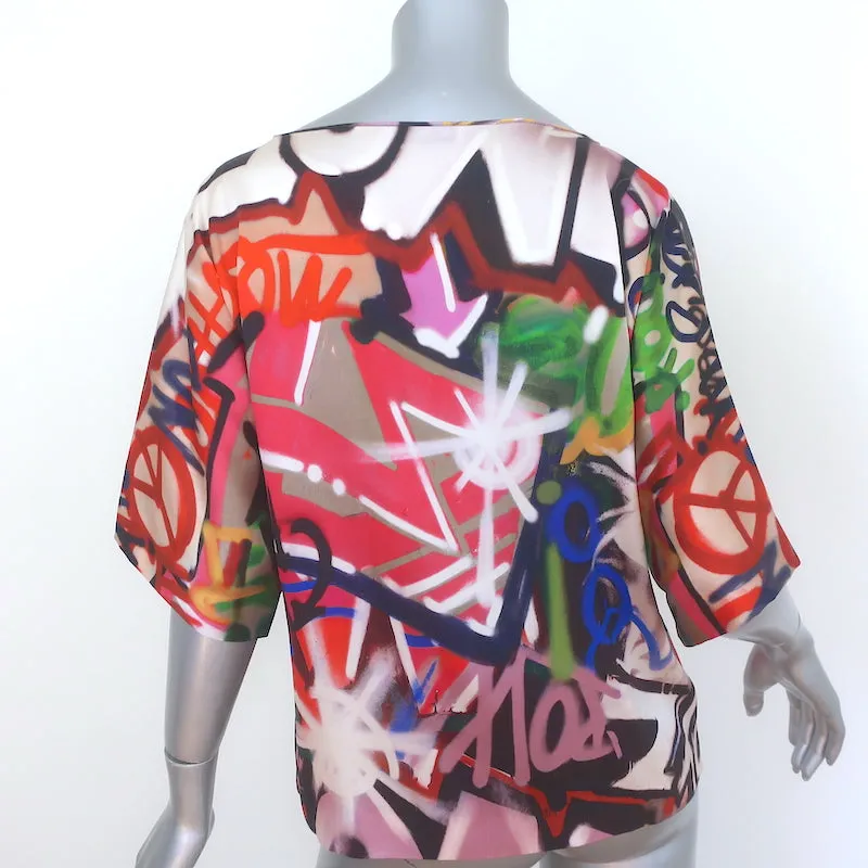 Blouse Moschino imprimé graffiti multicolore en soie satin taille US 6 haut à manches courtes