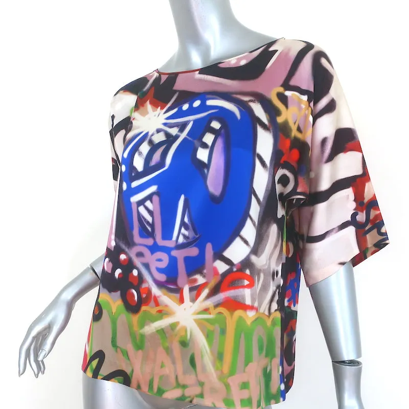 Blouse Moschino imprimé graffiti multicolore en soie satin taille US 6 haut à manches courtes