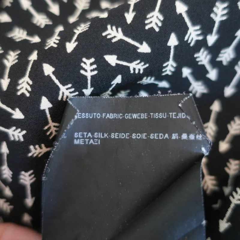 Chemise boutonnée Saint Laurent Imprimé flèche noire en soie Taille 36 Manches longues