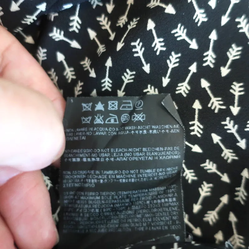 Chemise boutonnée Saint Laurent Imprimé flèche noire en soie Taille 36 Manches longues