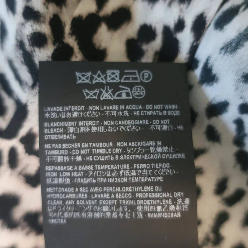 Saint Laurent Blouse sans manches à boutons en soie imprimée léopard Taille 36