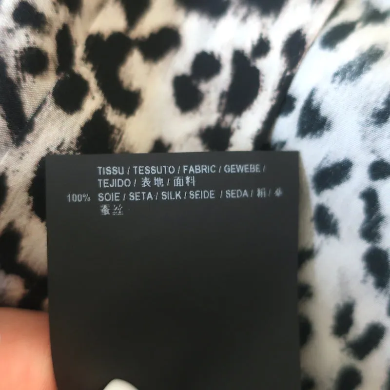Saint Laurent Blouse sans manches à boutons en soie imprimée léopard Taille 36
