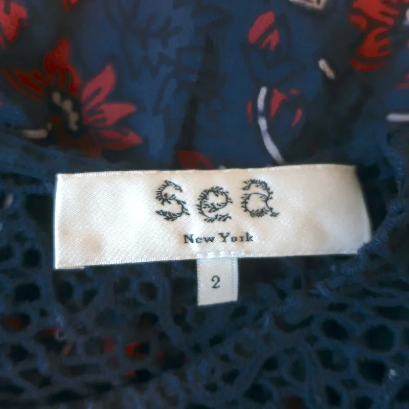 Haut sans manches SEA à volants marine en soie imprimée florale avec inserts en dentelle crochetée Taille 2