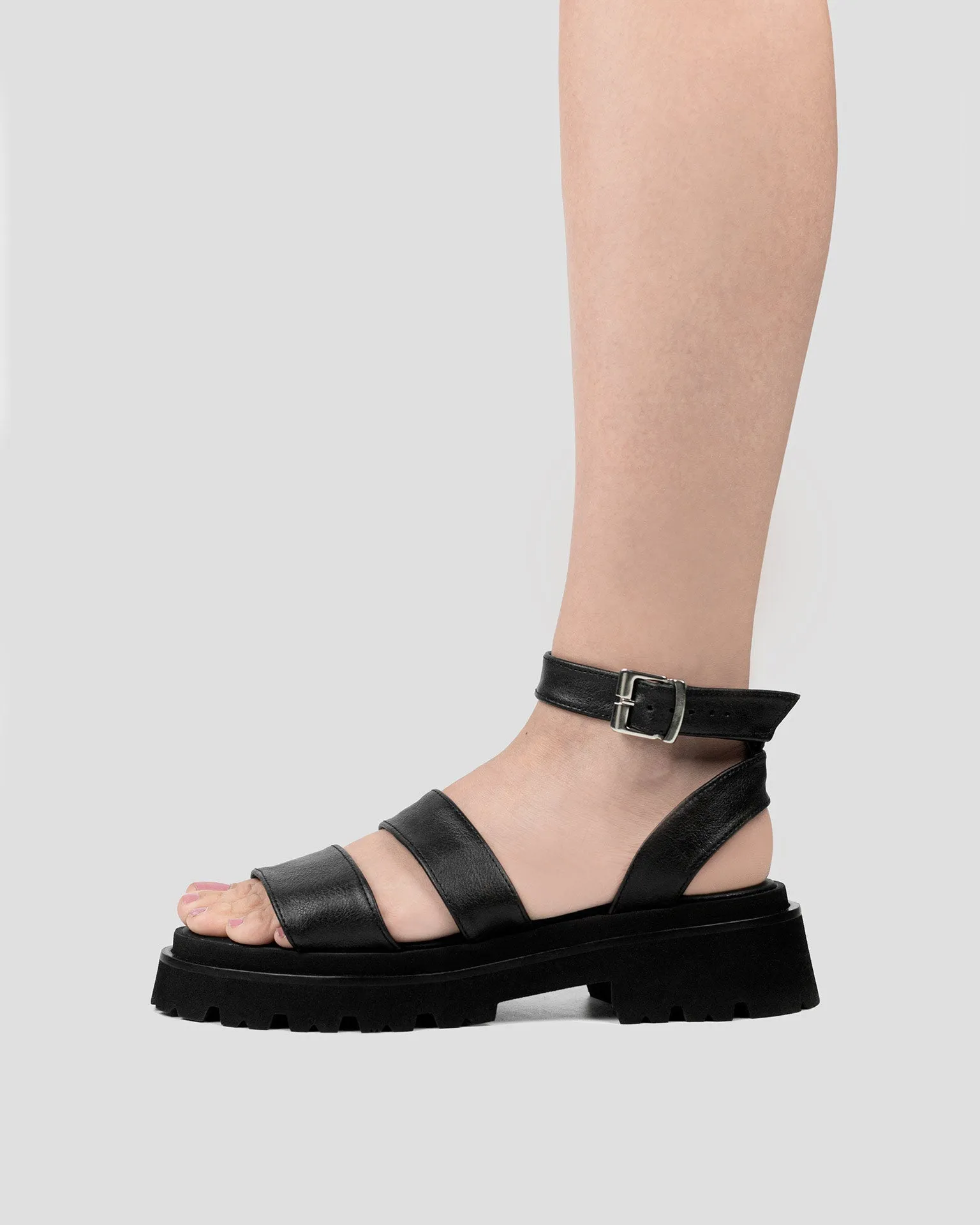 Sandales en cuir de cactus Desserto® à lanières | Noir