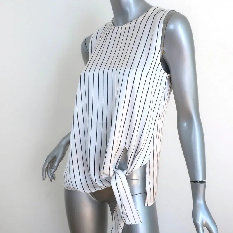 Blouse Serah blanche à rayures en satin sans manches taille petite avec nœud théorique