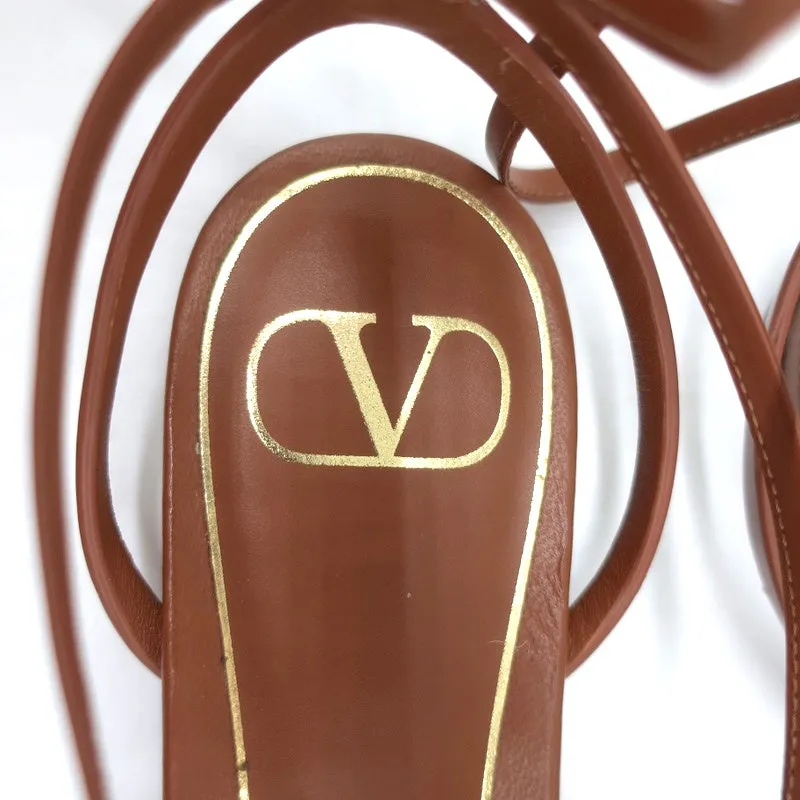 Sandales plates Valentino Roman Stud à enroulement de cheville en cuir marron taille 37