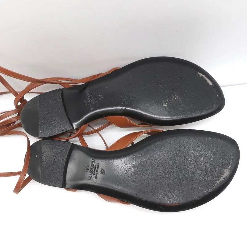Sandales plates Valentino Roman Stud à enroulement de cheville en cuir marron taille 37