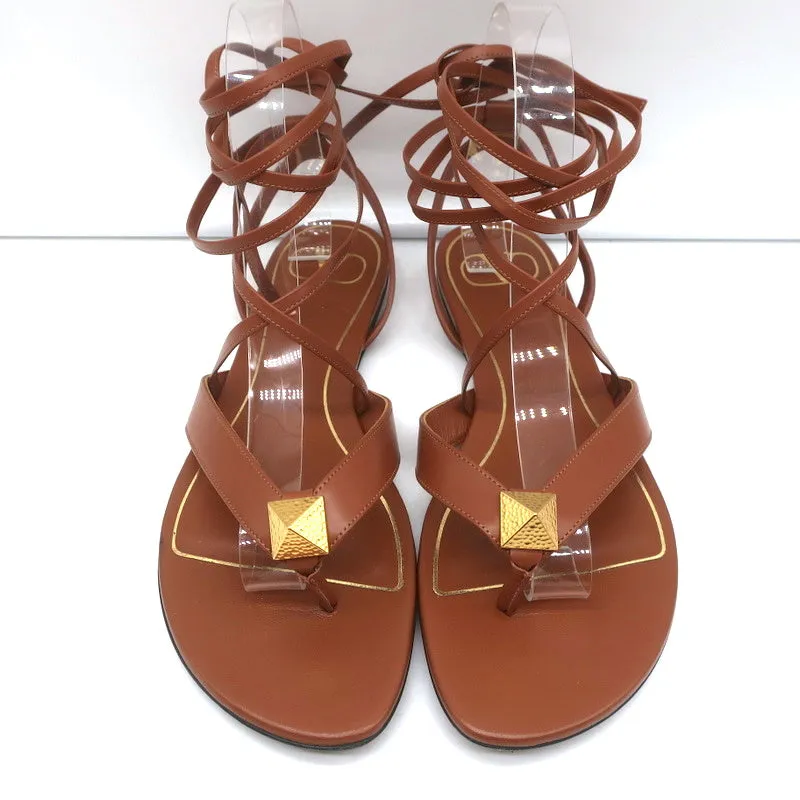 Sandales plates Valentino Roman Stud à enroulement de cheville en cuir marron taille 37