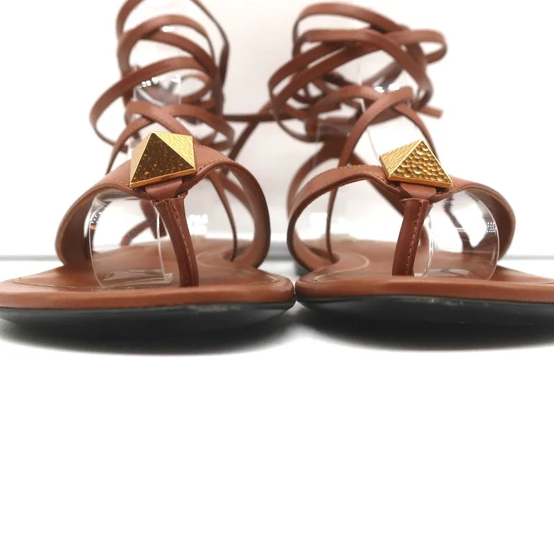 Sandales plates Valentino Roman Stud à enroulement de cheville en cuir marron taille 37