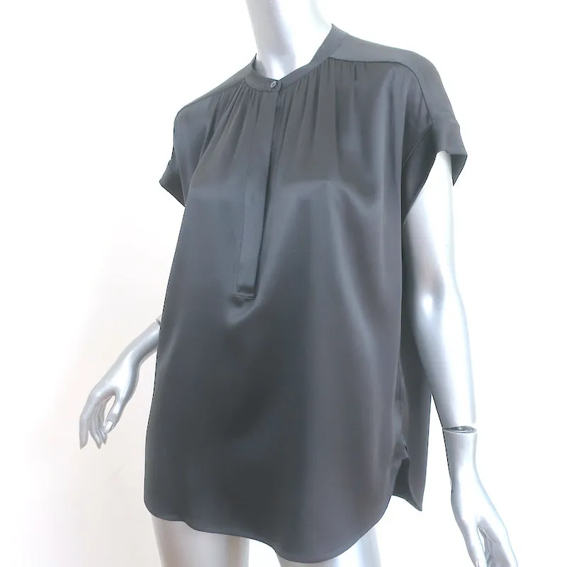Vince Blouse en Satin de Soie Charbon à Col Plissé Taille Moyenne Manches Courtes