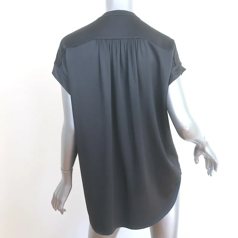 Vince Blouse en Satin de Soie Charbon à Col Plissé Taille Moyenne Manches Courtes
