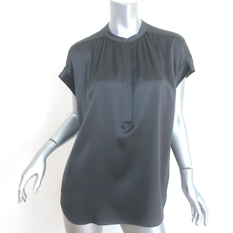 Vince Blouse en Satin de Soie Charbon à Col Plissé Taille Moyenne Manches Courtes