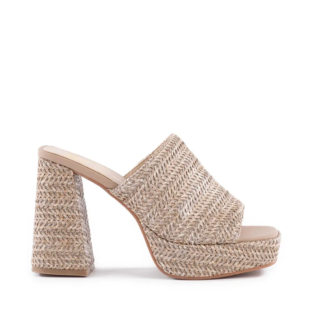 Nous avons trouvé la Mule Love en raphia taupe de BC Footwear