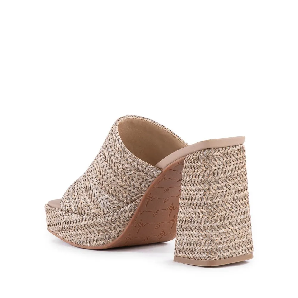 Nous avons trouvé la Mule Love en raphia taupe de BC Footwear