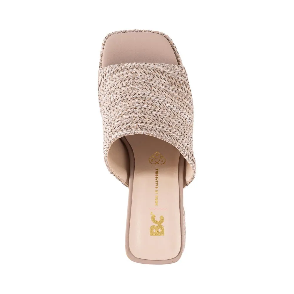 Nous avons trouvé la Mule Love en raphia taupe de BC Footwear